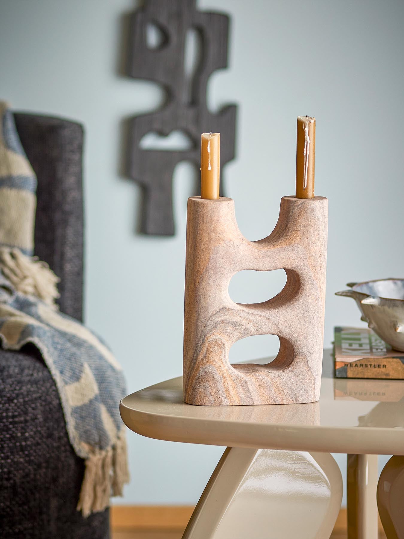 Verleihen Sie Ihrem Zuhause mit dem Lodi Kerzenhalter aus Sandstein von Bloomingville einen Hauch von natürlicher Eleganz und Stil.