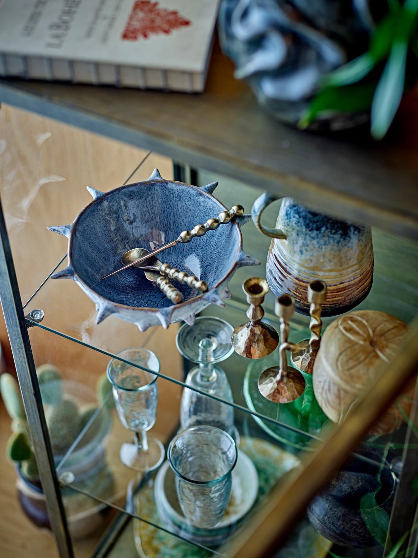 Entdecken Sie die eleganten Haolin Käse-Utensilien von Bloomingville. Dieses 3-teilige Set aus hochwertigem Messing und Eisen vereint Stil und Funktionalität für jeden Käsegenuss.