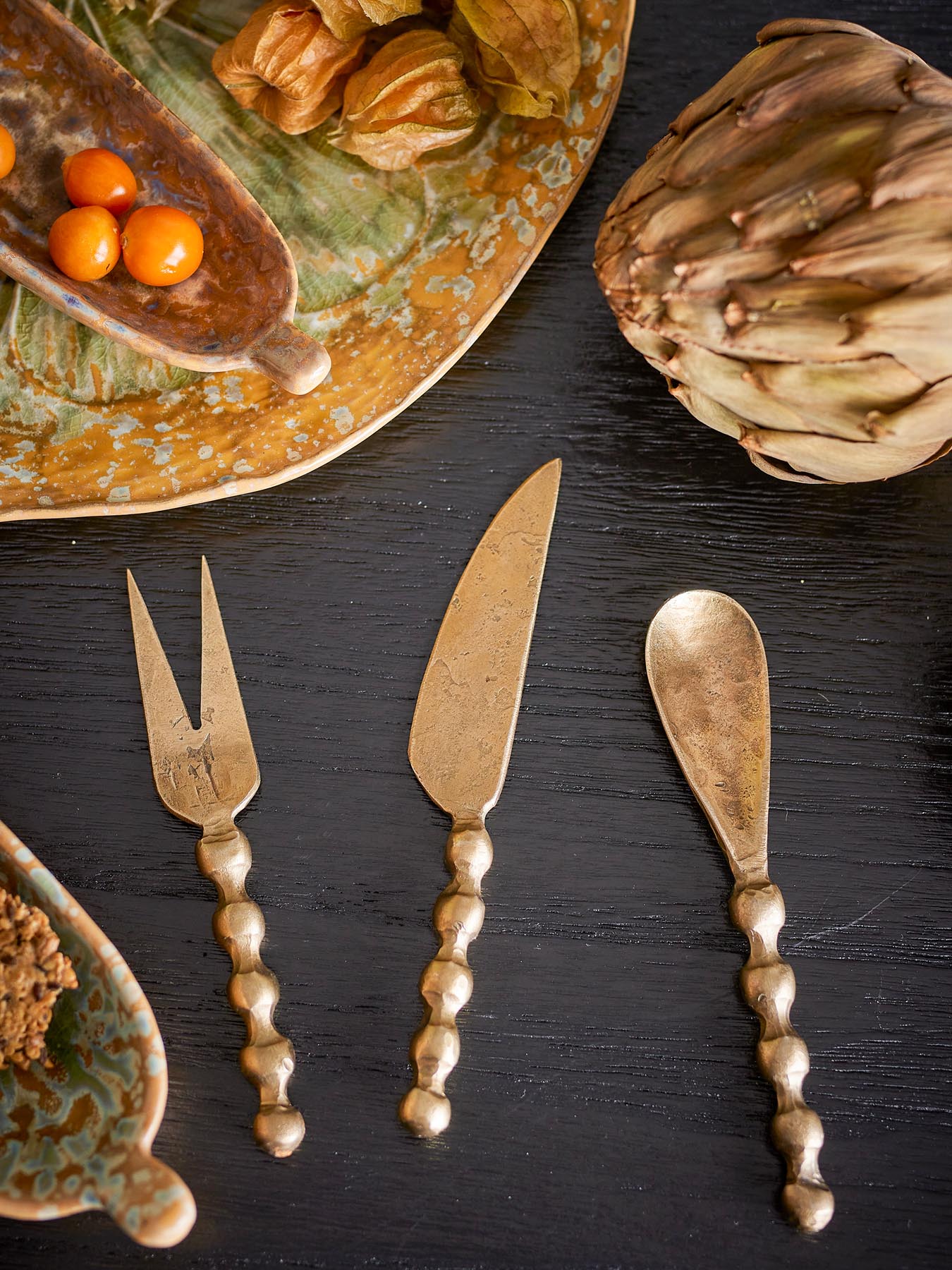 Verleihen Sie Ihrer Käseplatte mit den Haolin Käse-Utensilien von Bloomingville einen Hauch von Luxus. Dieses 3-teilige Set aus robustem Eisen mit edler Messingoberfläche ist ideal für stilvolle Käseabende.