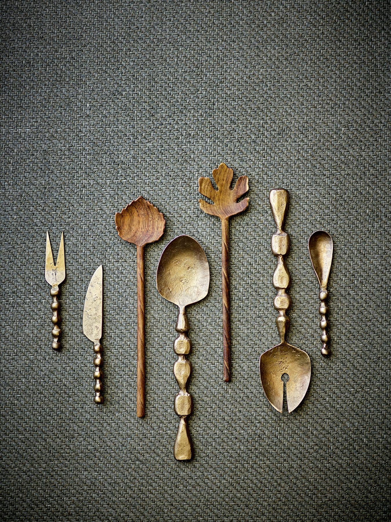 Entdecken Sie die Haolin Käse-Utensilien von Bloomingville – ein elegantes 3-teiliges Set aus hochwertigem Eisen mit luxuriöser Messingoberfläche, perfekt für jeden Käsegenuss.