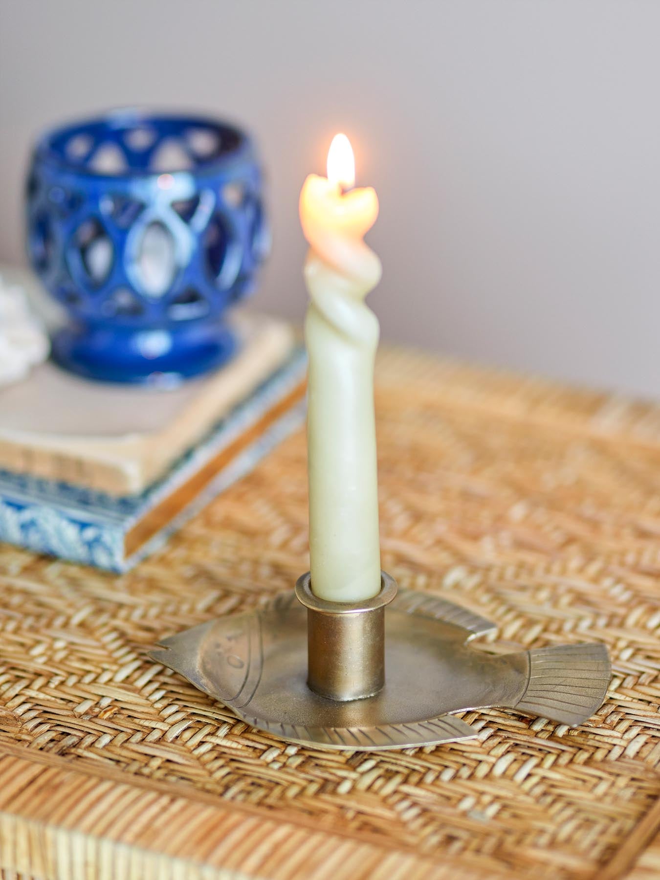 Der Fabius Kerzenhalter von Creative Collection vereint elegantes Fischdesign und luxuriöse Goldoberfläche. Ideal für stilvolle Wohnräume!