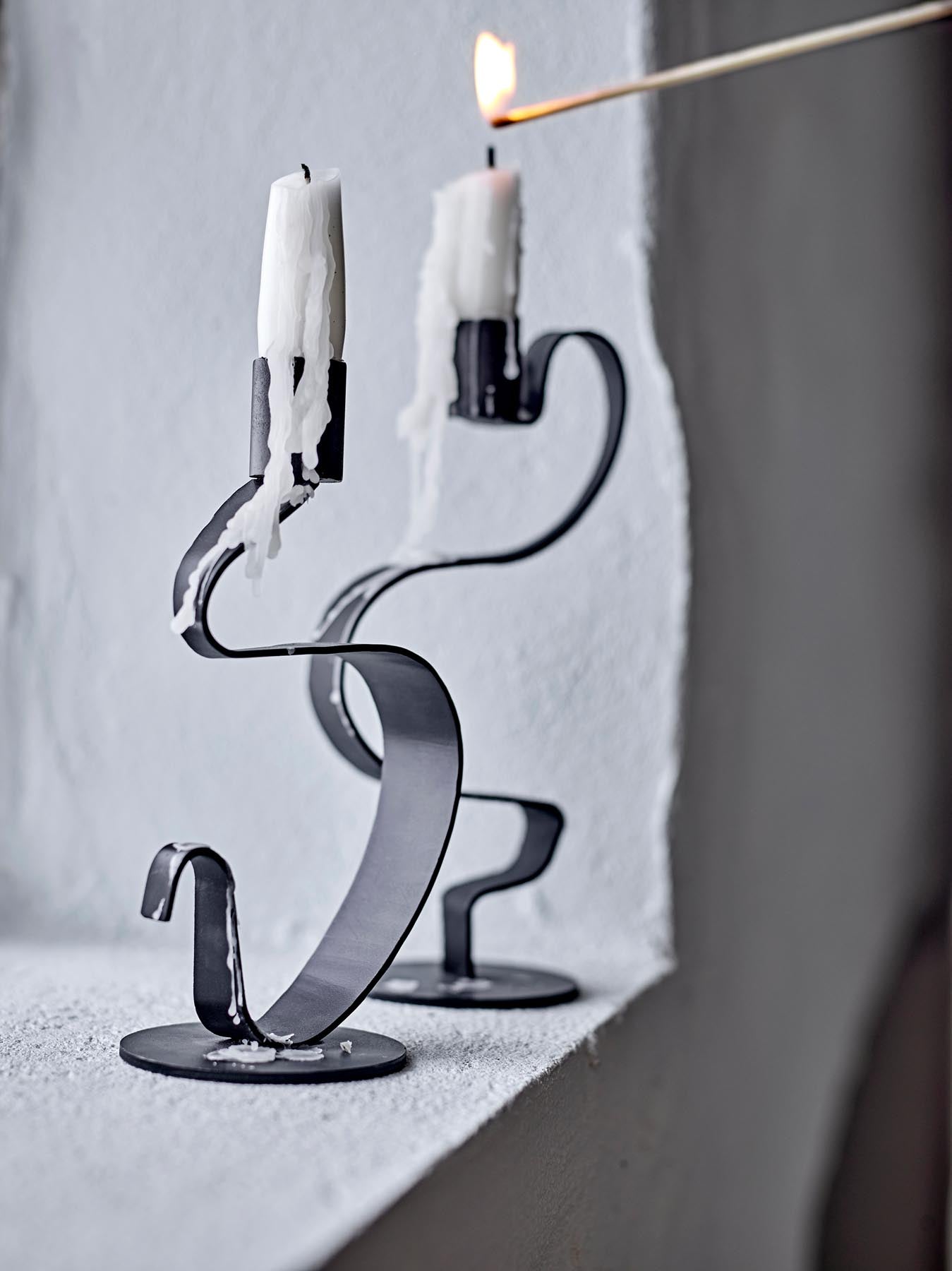 Entdecken Sie den eleganten Do Kerzenhalter von Bloomingville in Schwarz. Aus robustem Metall gefertigt, verleiht er jedem Raum stilvolle Akzente.