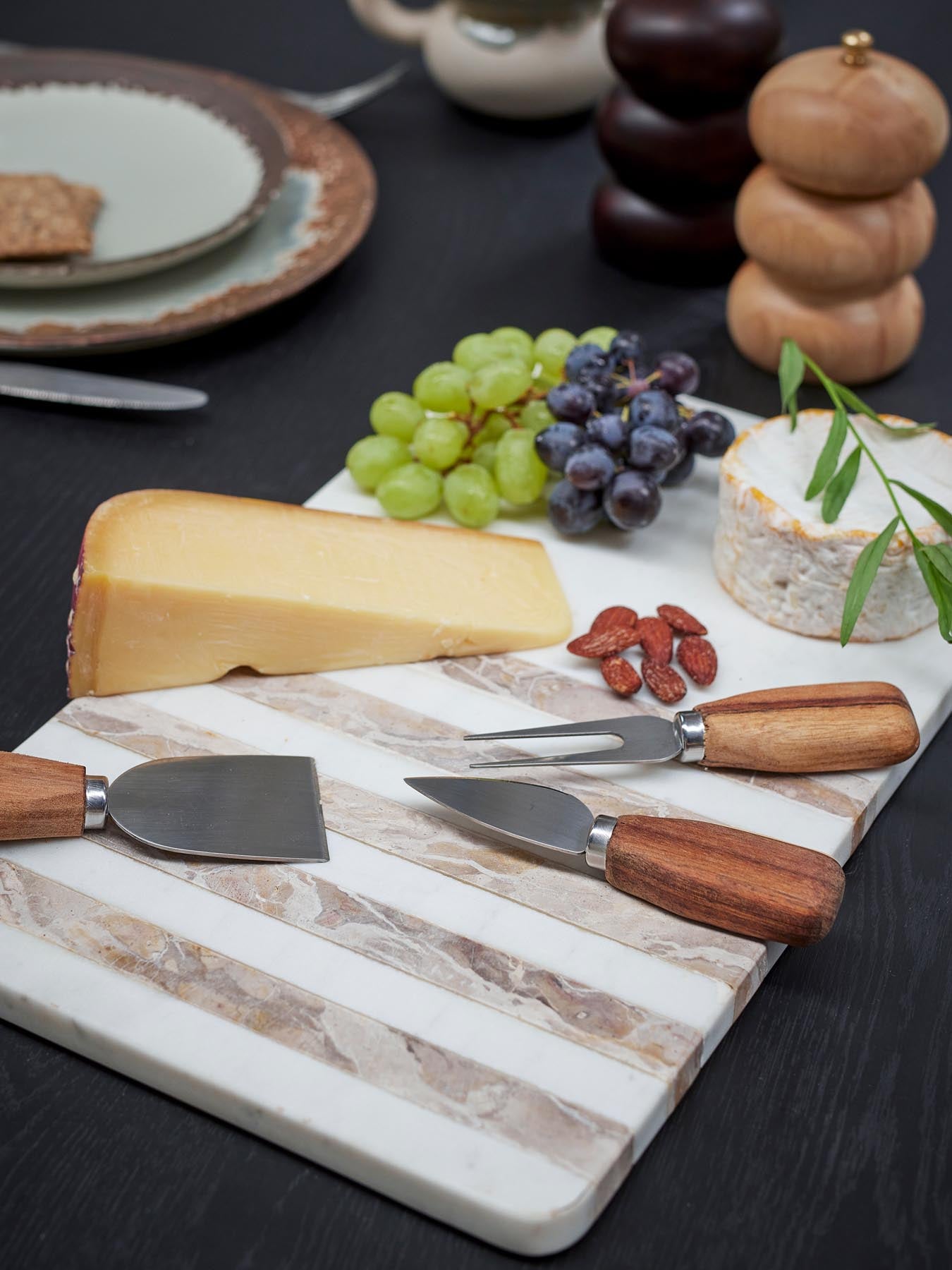 Erleben Sie das stilvolle Novelle Schneidebrett von Bloomingville. Aus edlem Marmor gefertigt, vereint es Funktionalität und Design für Ihre Küche.