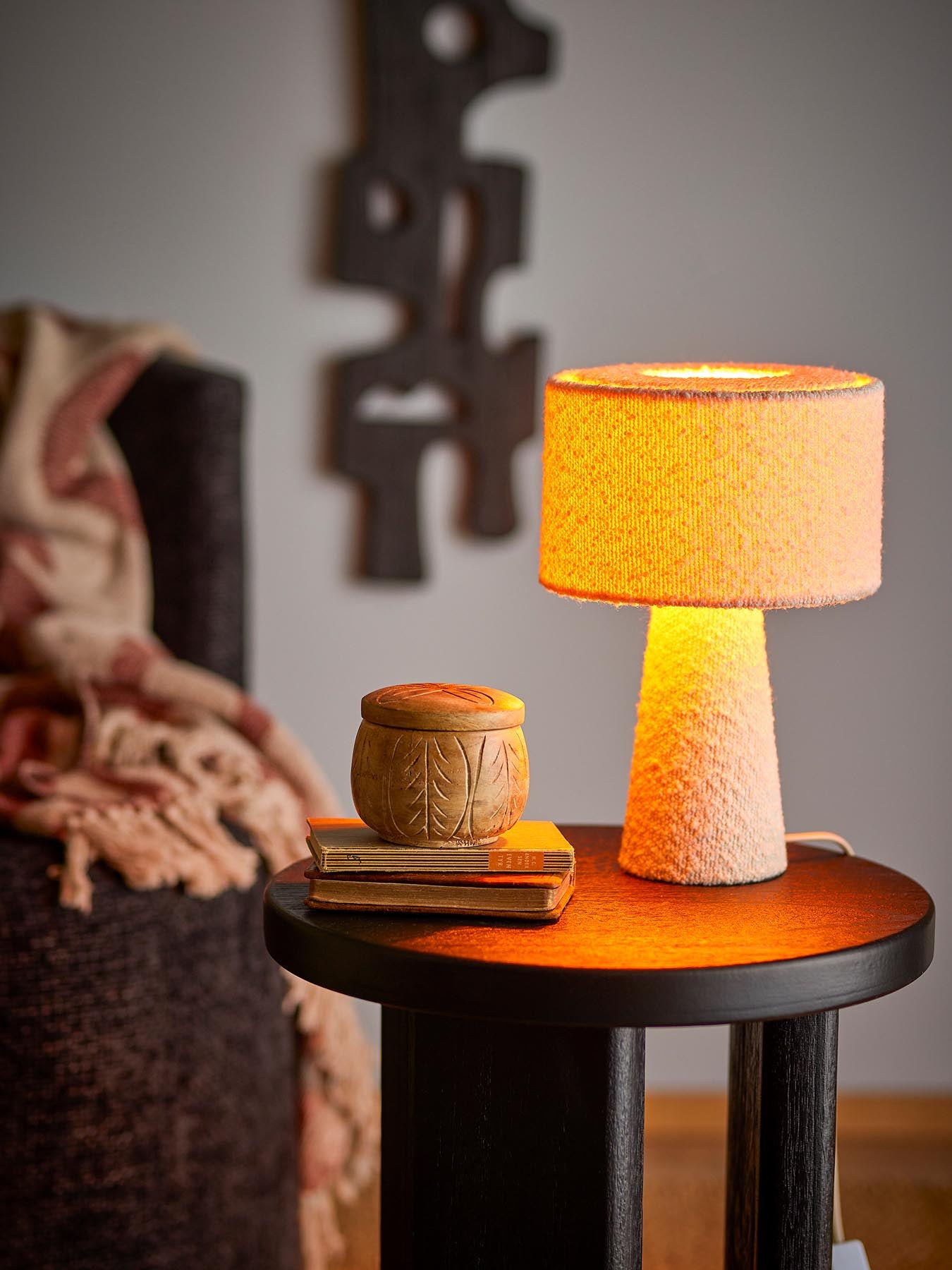 Verleihen Sie Ihrem Raum mit der Emmie Tischlampe von Bloomingville in Weiß einen modernen Akzent. Perfekt für stimmungsvolle Lichtakzente!