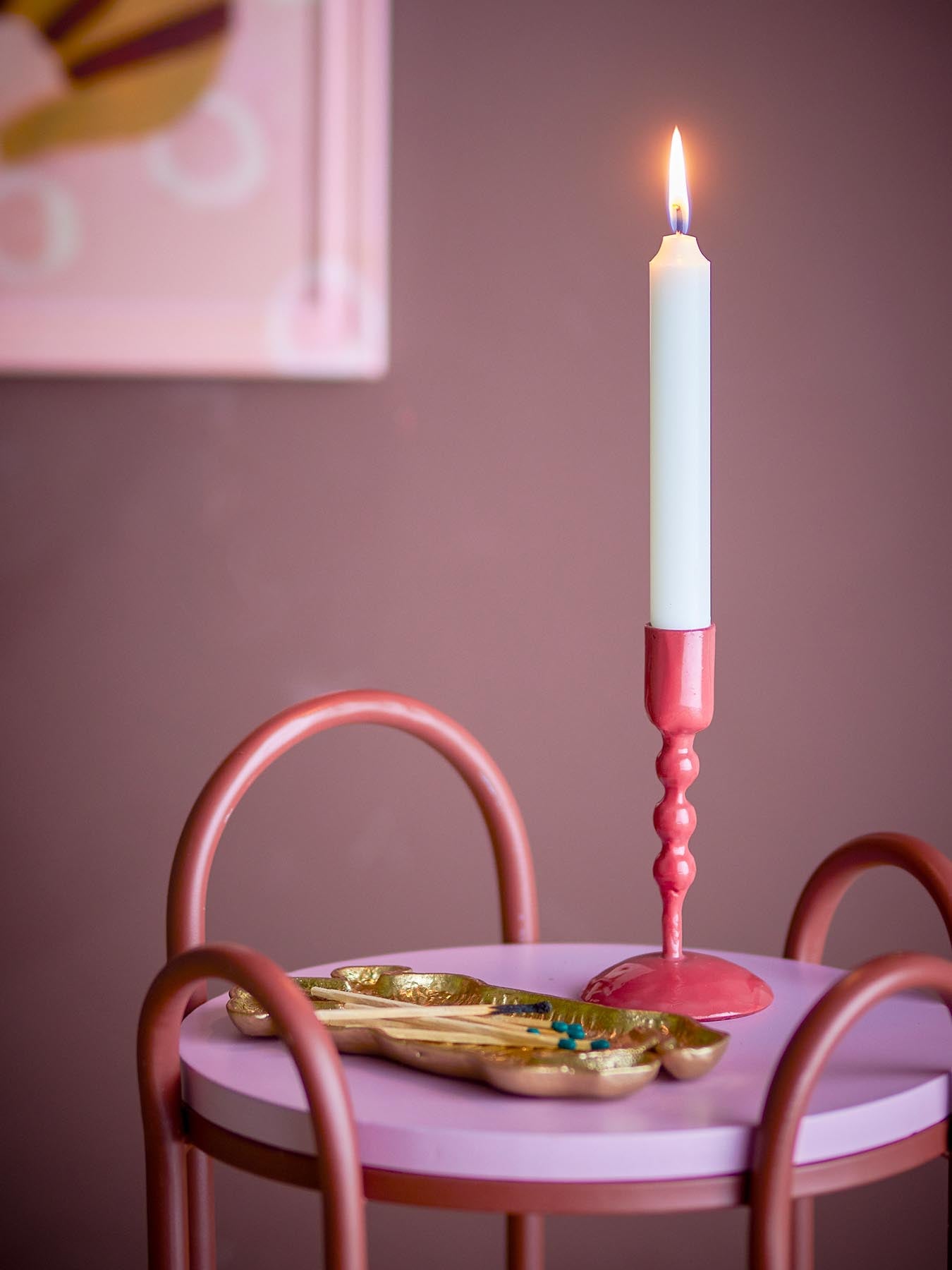 Entdecken Sie den stilvollen Eber Kerzenhalter von Bloomingville in Rot. Aus robustem Metall gefertigt, bringt er modernen Flair in Ihr Zuhause.