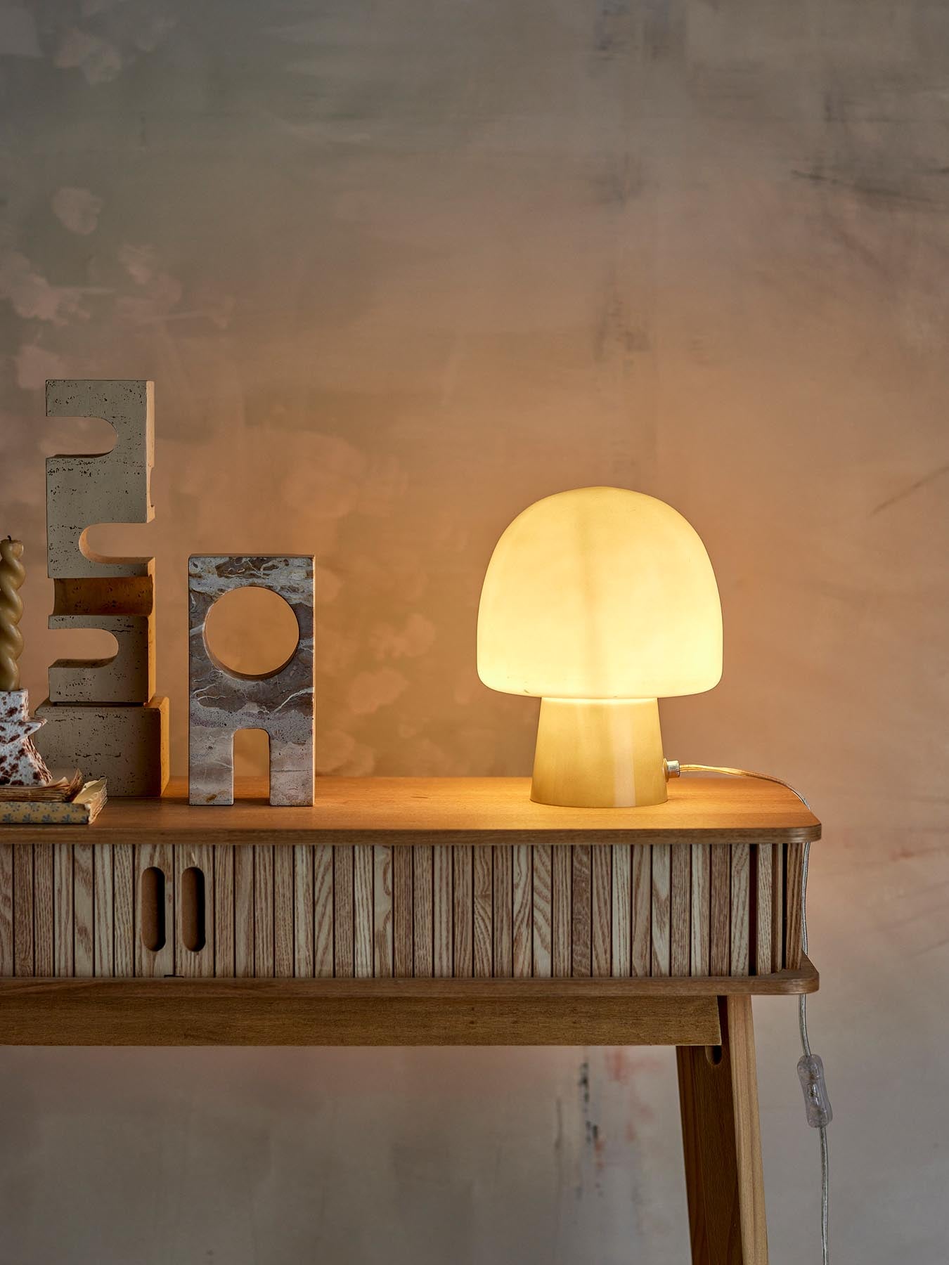 Entdecken Sie die Paddy Tischlampe von Bloomingville – eine elegante, grüne Glasleuchte, die stilvolle Akzente in jedem Raum setzt.