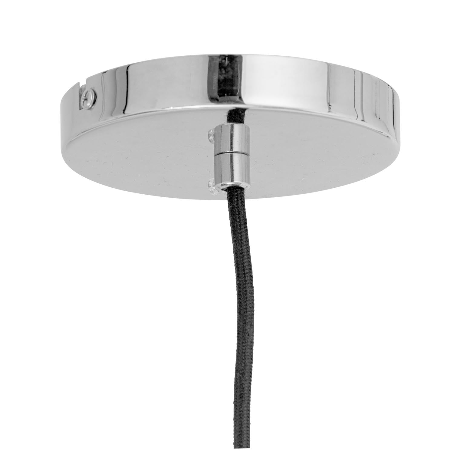 Verleihen Sie Ihrem Zuhause mit der Pica Hängeleuchte von Bloomingville einen Hauch von Eleganz. Der weiße Polyester-Schirm sorgt für einladendes Licht und harmonische Akzente.