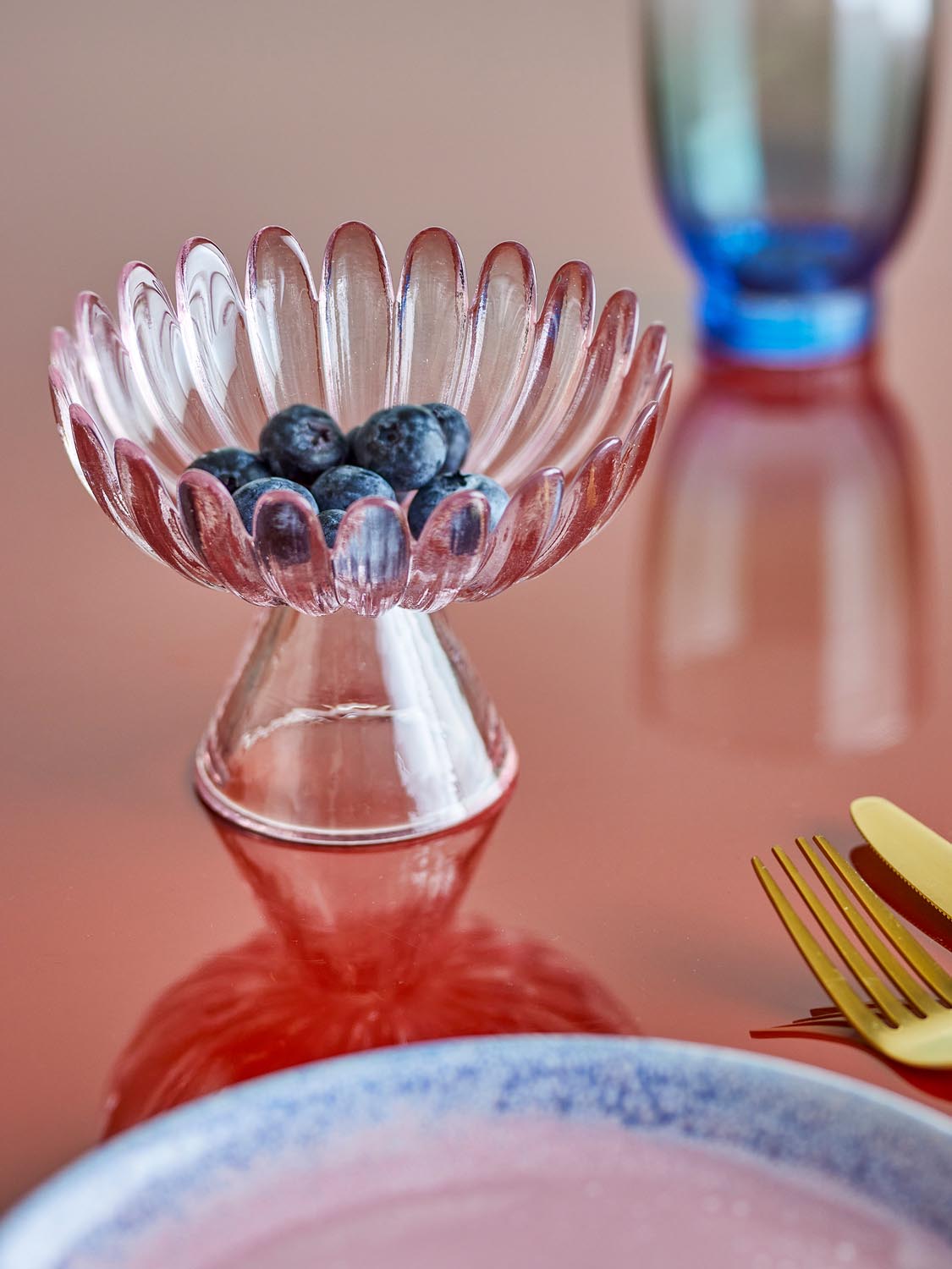 Nalu Sockelschale, Rose, Glas in Rose präsentiert im Onlineshop von KAQTU Design AG. Schale ist von Bloomingville