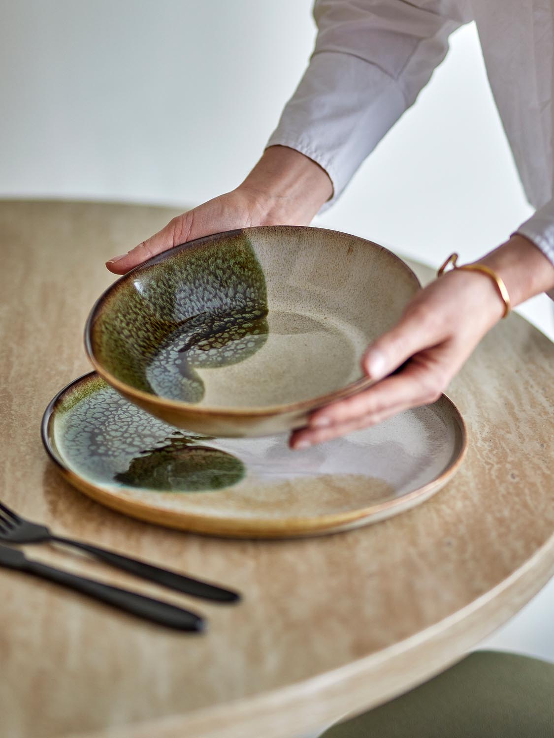 Jules Teller Tiefer, Grün, Steingut in Green präsentiert im Onlineshop von KAQTU Design AG. Teller ist von Bloomingville