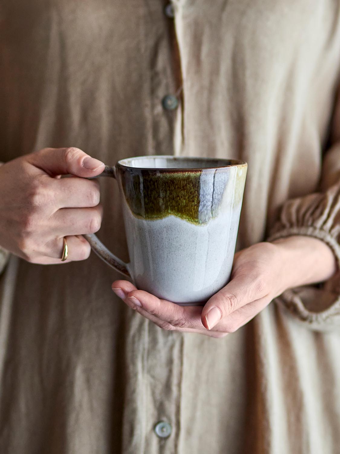 Jules Becher, Grün, Steingut in Green präsentiert im Onlineshop von KAQTU Design AG. Tasse ist von Bloomingville