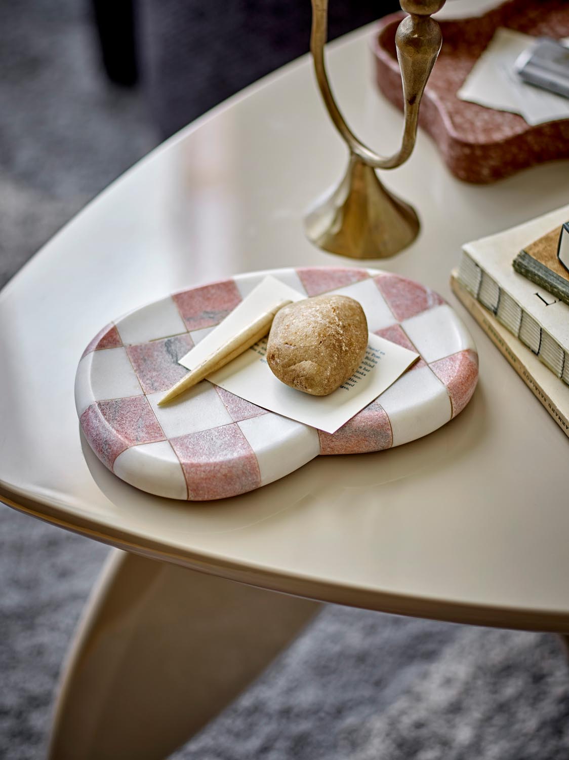 Petrea Tablett, Rose, Marmor in Rose präsentiert im Onlineshop von KAQTU Design AG. Tablett ist von Bloomingville