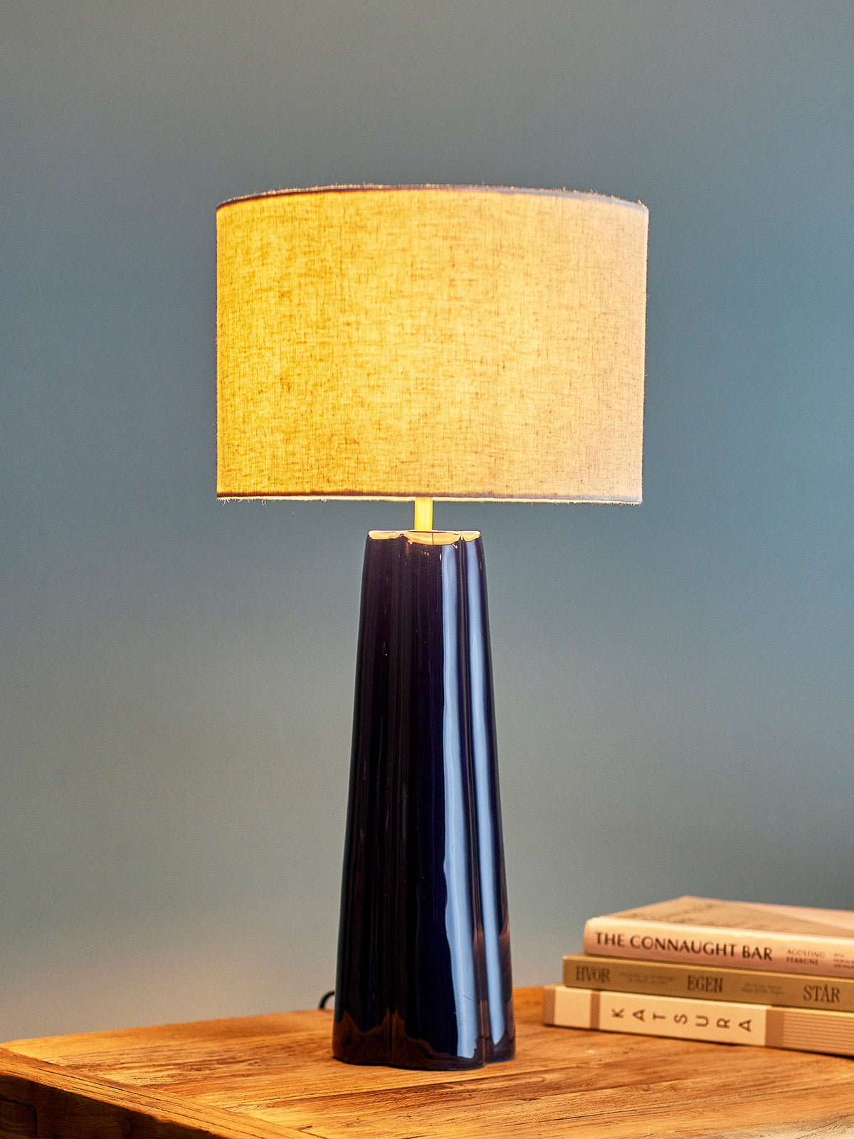 Cornelie Tischlampe, Blau, Aluminium in Blue präsentiert im Onlineshop von KAQTU Design AG. Tischleuchte ist von Creative Collection