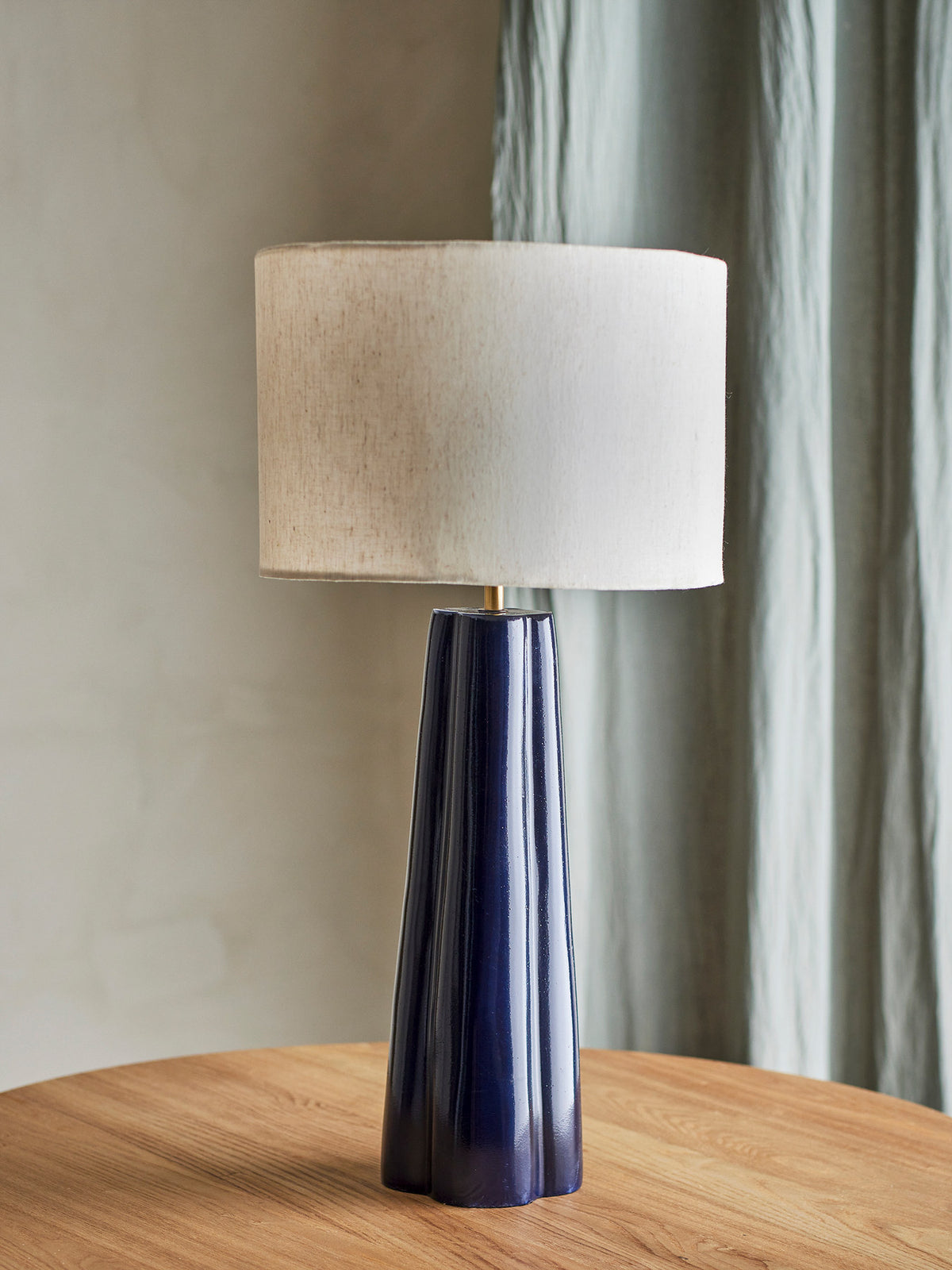 Cornelie Tischlampe, Blau, Aluminium in Blue präsentiert im Onlineshop von KAQTU Design AG. Tischleuchte ist von Creative Collection