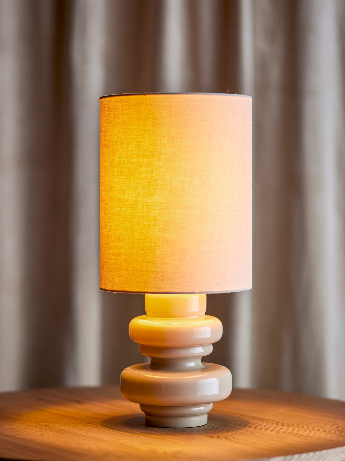 Fabiola Tischlampe, Natur, Glas in Nature präsentiert im Onlineshop von KAQTU Design AG. Tischleuchte ist von Bloomingville