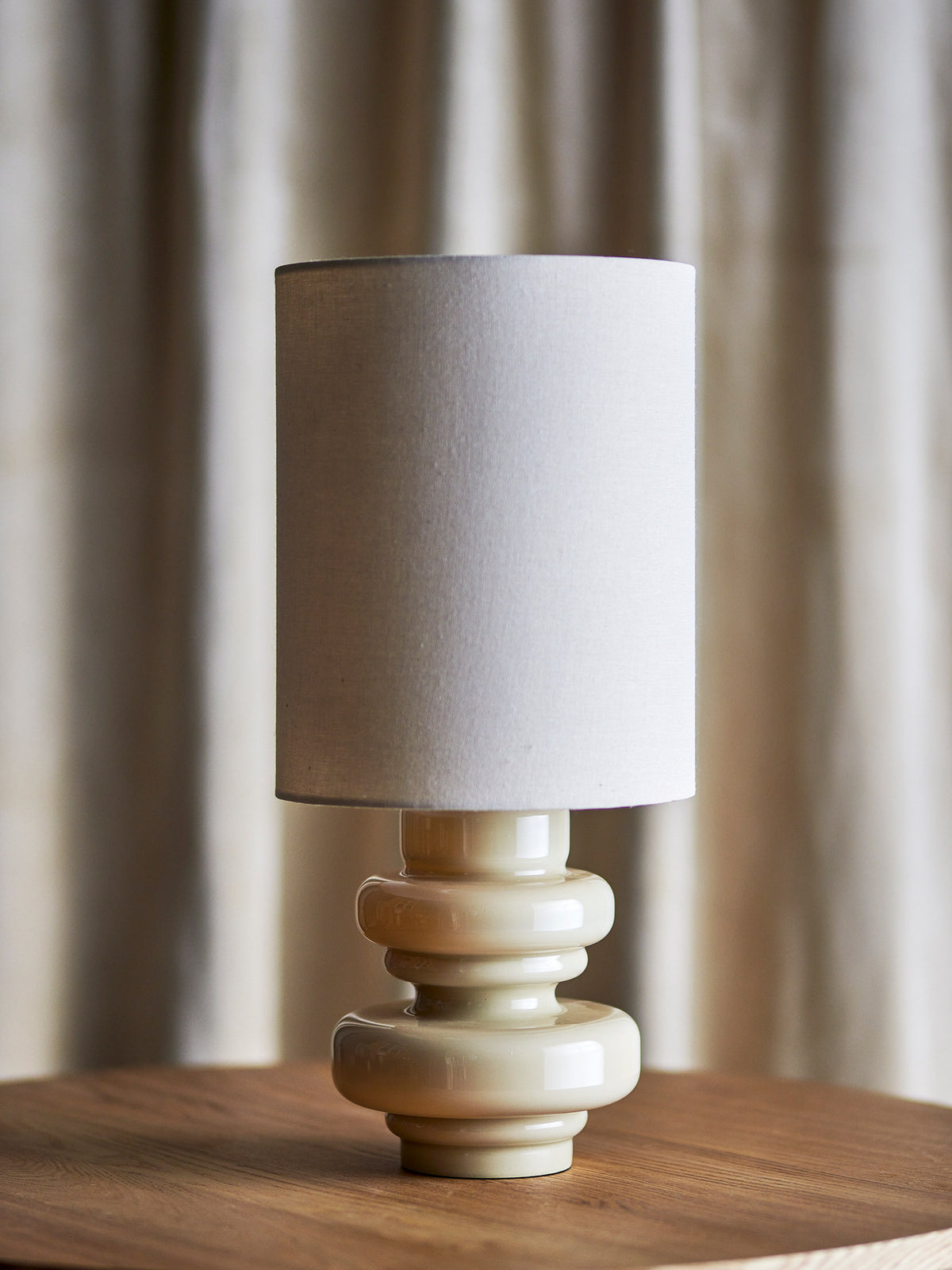 Fabiola Tischlampe, Natur, Glas in Nature präsentiert im Onlineshop von KAQTU Design AG. Tischleuchte ist von Bloomingville