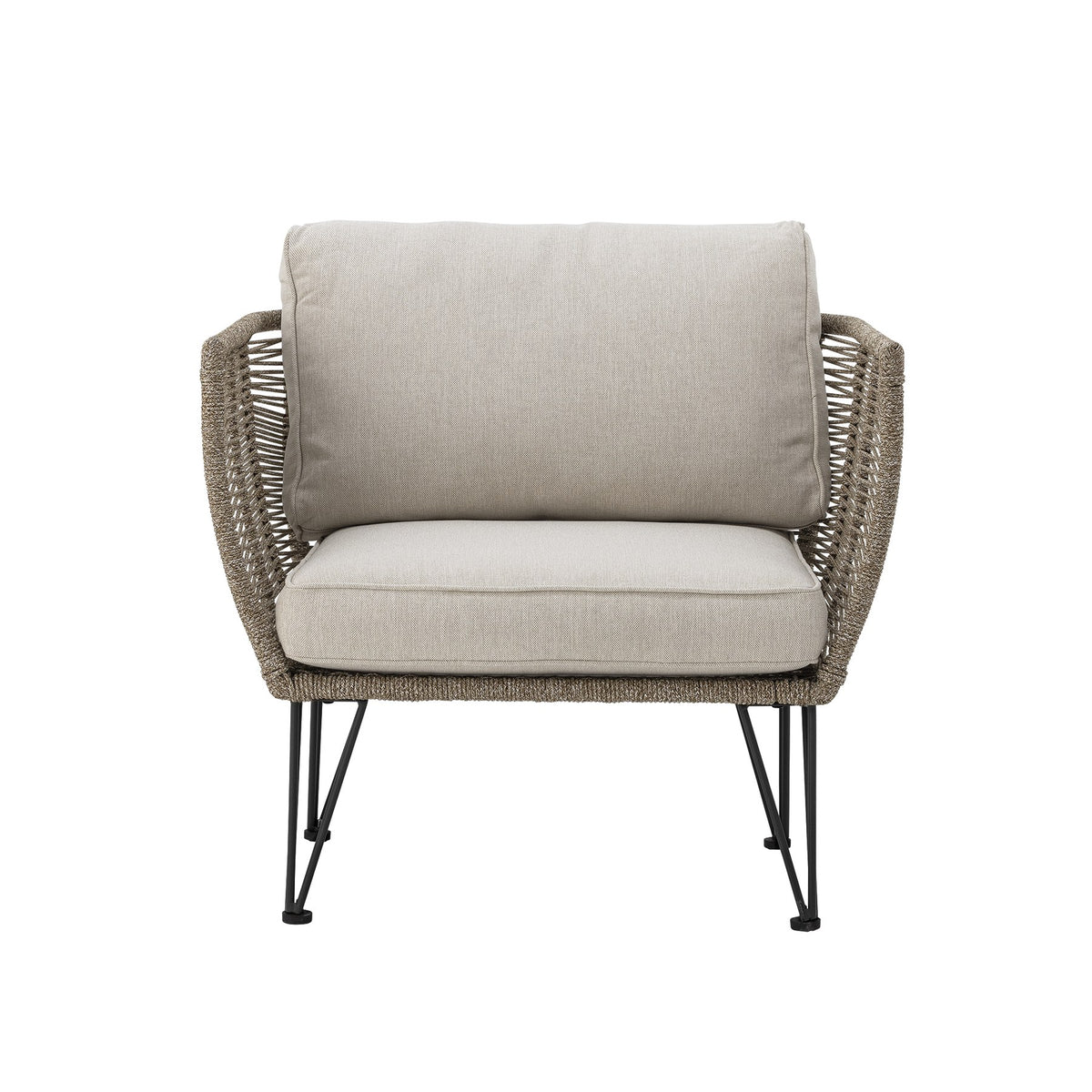 Brauner Loungesessel mit schwarzem Eisengestell, Flechtoptik und hellen Kissen, Outdoor-Sessel im Freien fotografiert.