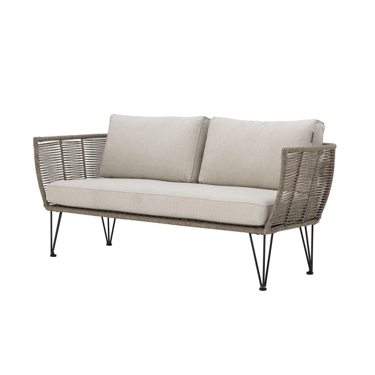Braunes Lounge Sofa mit Flechtoptik, schwarzem Eisengestell und hellen Kissen, Modell Mundo von Bloomingville im Aussenbereich.