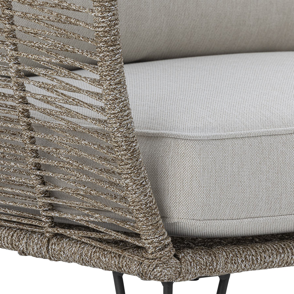 Braunes Lounge Sofa mit Flechtoptik, schwarzem Eisengestell und hellen Kissen, Modell Mundo von Bloomingville im Aussenbereich.