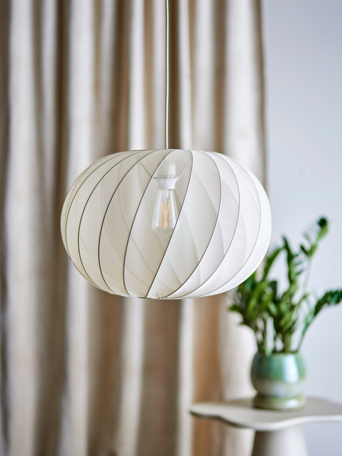 Piola Hängeleuchte, Natur, Polyester in Nature präsentiert im Onlineshop von KAQTU Design AG. Pendelleuchte ist von Bloomingville