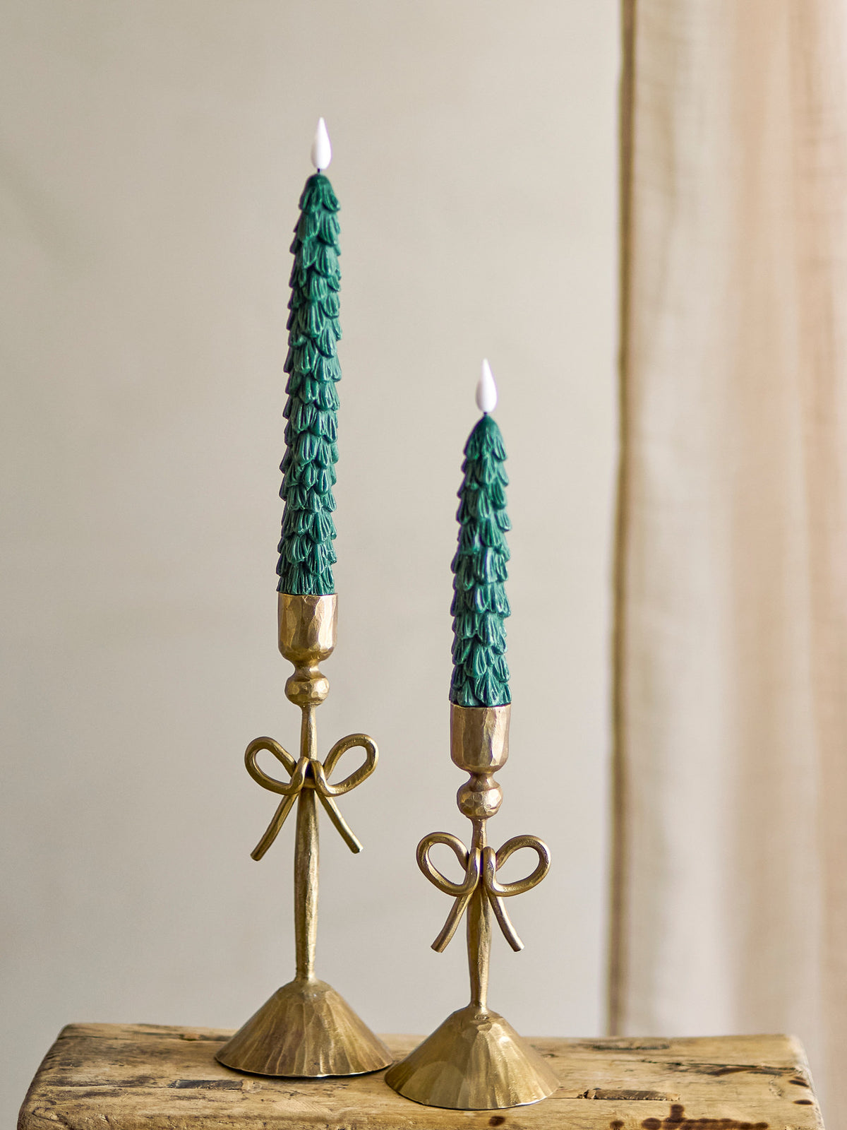 Ponza LED Candle, Grün, Paraffine in Green präsentiert im Onlineshop von KAQTU Design AG. Kerzen ist von Bloomingville