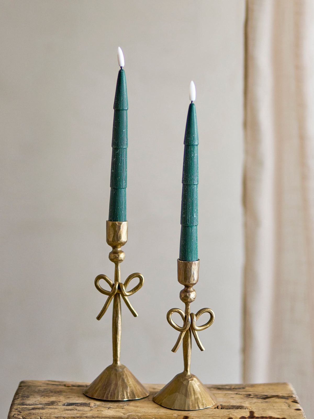 Ponza LED Candle, Grün, Paraffine in Green präsentiert im Onlineshop von KAQTU Design AG. Kerzen ist von Bloomingville