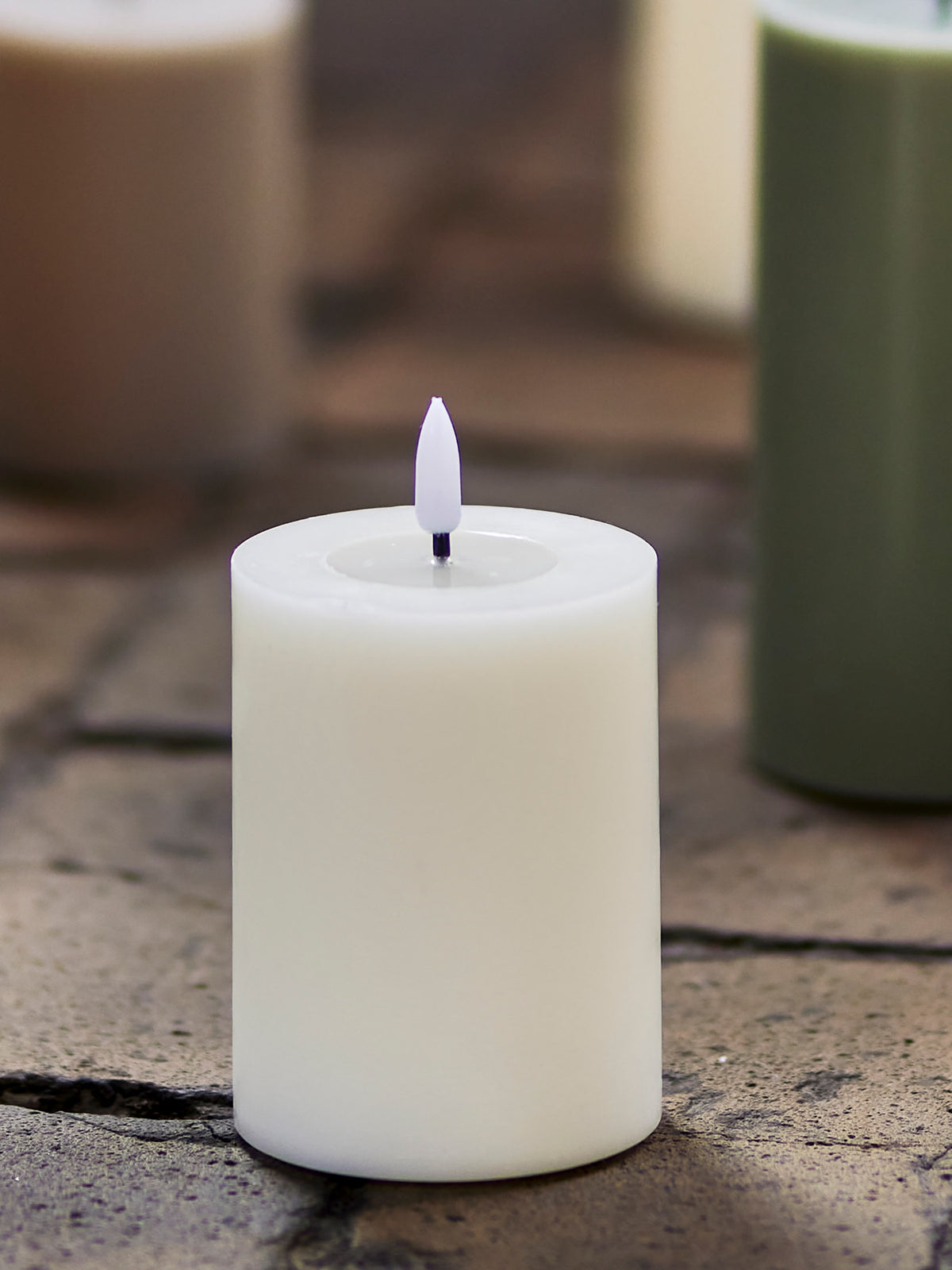 Ponza LED-Kerze, Weiss, Paraffine in White präsentiert im Onlineshop von KAQTU Design AG. Kerzen ist von Bloomingville