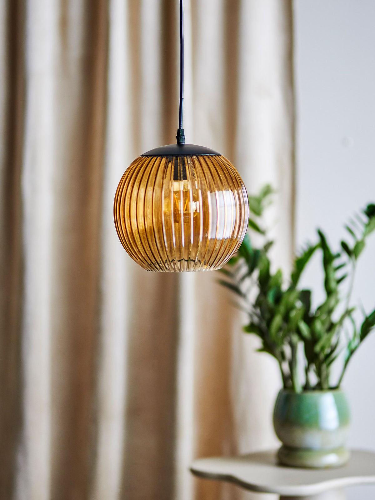 Sybia Hängeleuchte, Braun, Glas in Brown präsentiert im Onlineshop von KAQTU Design AG. Pendelleuchte ist von Bloomingville