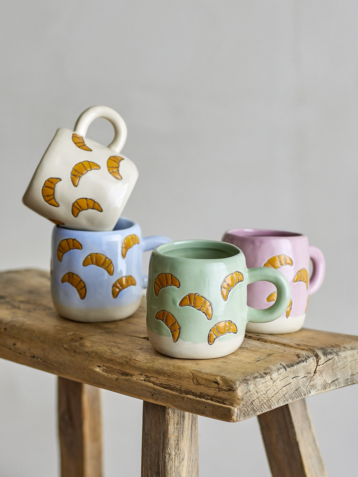 Millie Tasse von Bloomingville Mini, 4er-Set aus handbemaltem Steinzeug in bunten Farben mit Croissant-Motiven, Grösse D6 x H7 cm.