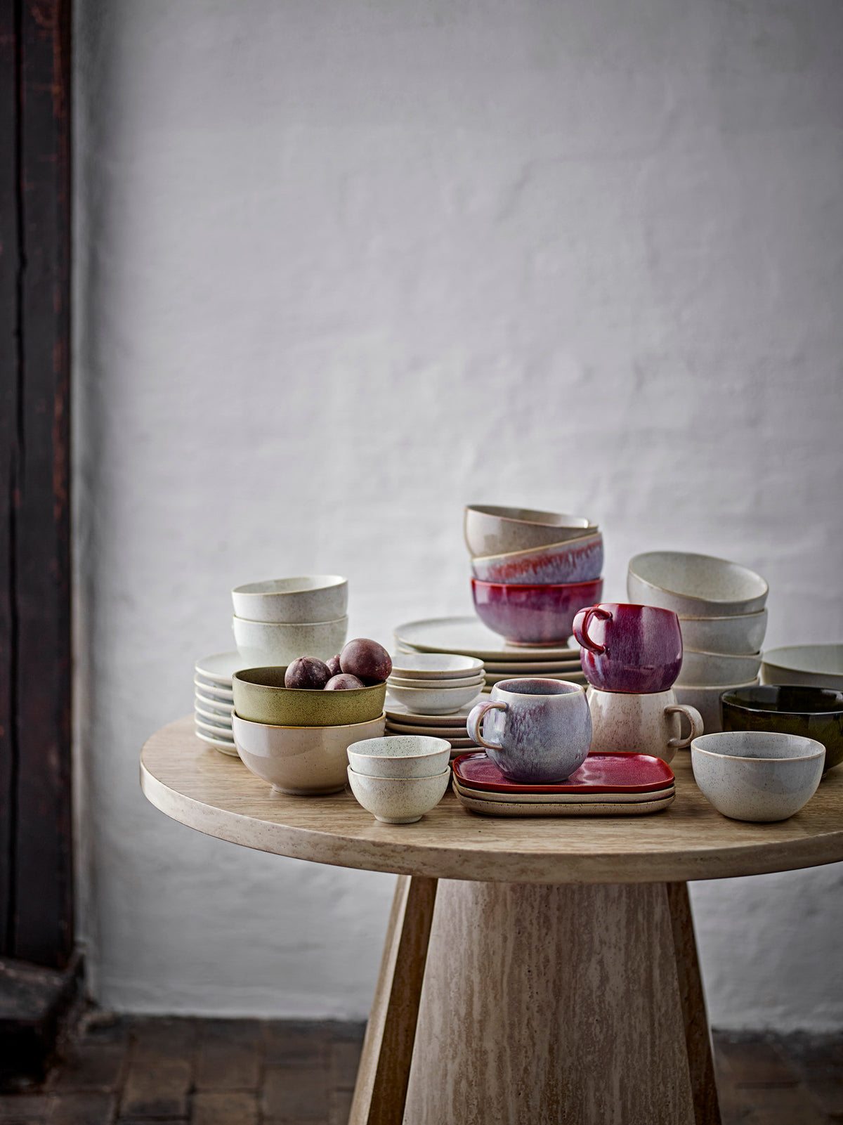 Addison Teller, Weiss, Steingut in Weiss präsentiert im Onlineshop von KAQTU Design AG. Teller ist von Bloomingville