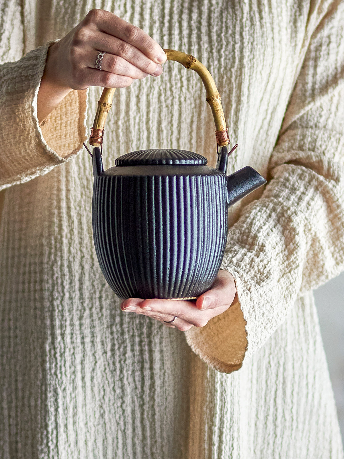 Neri Teekanne, Schwarz, Steingut in Schwarz präsentiert im Onlineshop von KAQTU Design AG. Teekrüge ist von Bloomingville