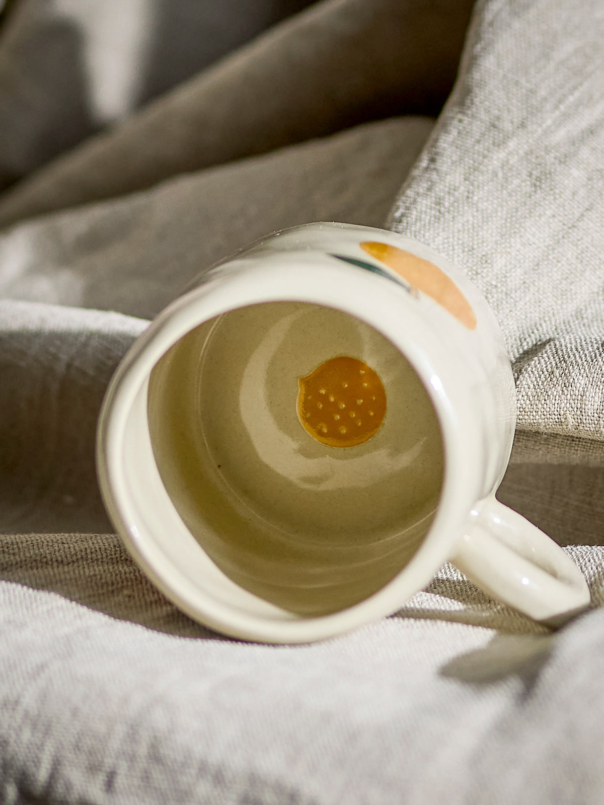 Agnes Tasse, Weiss, Steingut in Weiß präsentiert im Onlineshop von KAQTU Design AG. Tasse ist von Bloomingville Mini