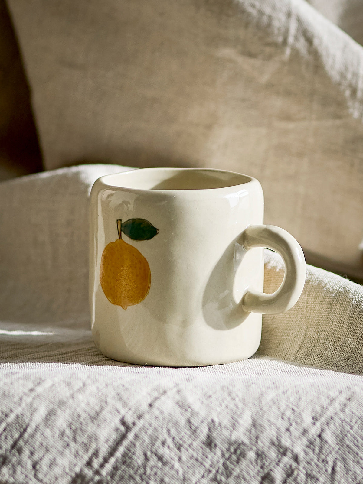 Agnes Tasse, Weiss, Steingut in Weiß präsentiert im Onlineshop von KAQTU Design AG. Tasse ist von Bloomingville Mini