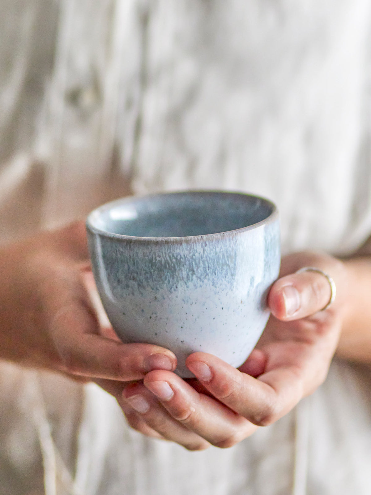 Paula Tasse, Blau, Steingut in Blau präsentiert im Onlineshop von KAQTU Design AG. Tasse ist von Bloomingville