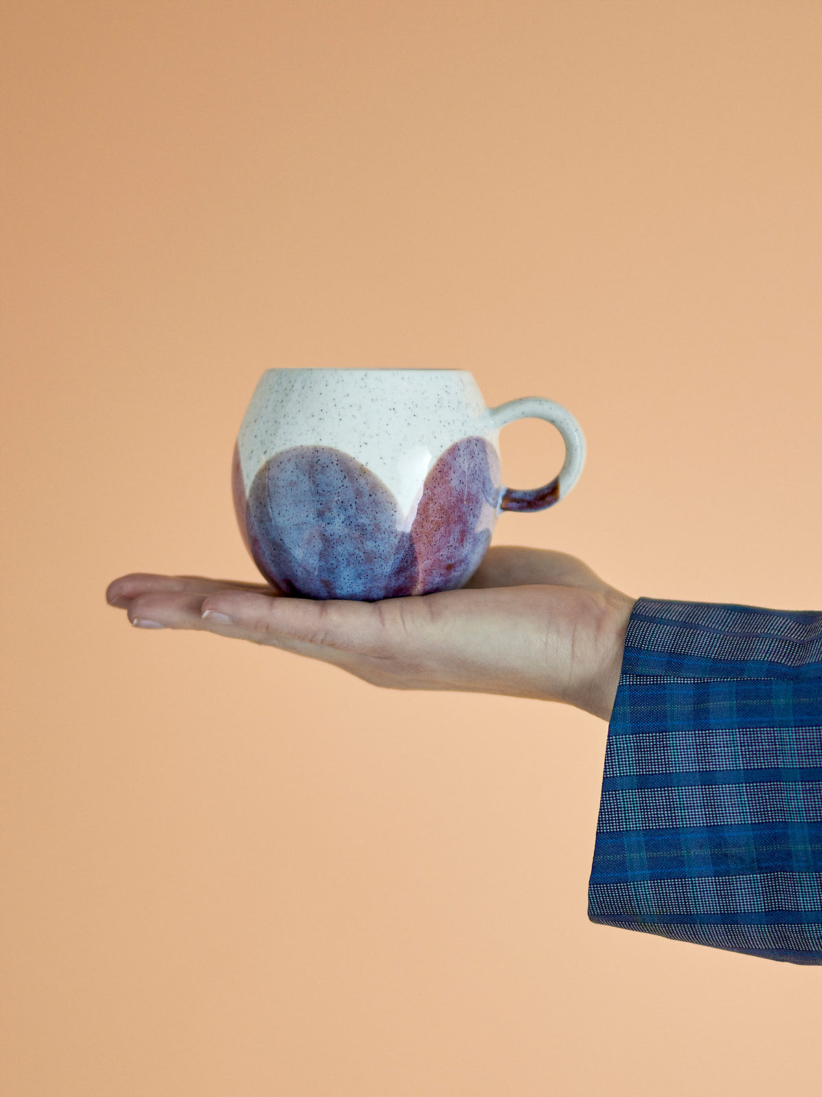 Paula Tasse, Braun, Steingut in Braun präsentiert im Onlineshop von KAQTU Design AG. Tasse ist von Bloomingville