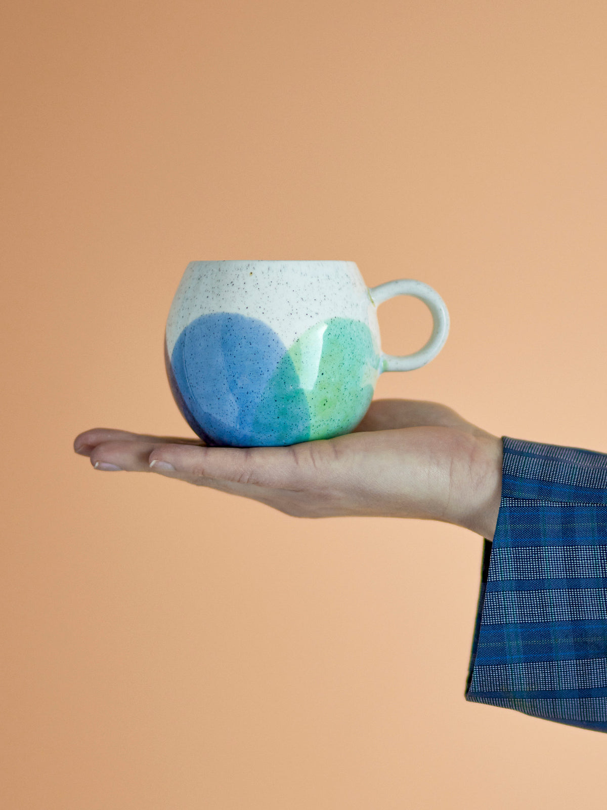 Paula Tasse, Blau, Steingut in Blau präsentiert im Onlineshop von KAQTU Design AG. Tasse ist von Bloomingville