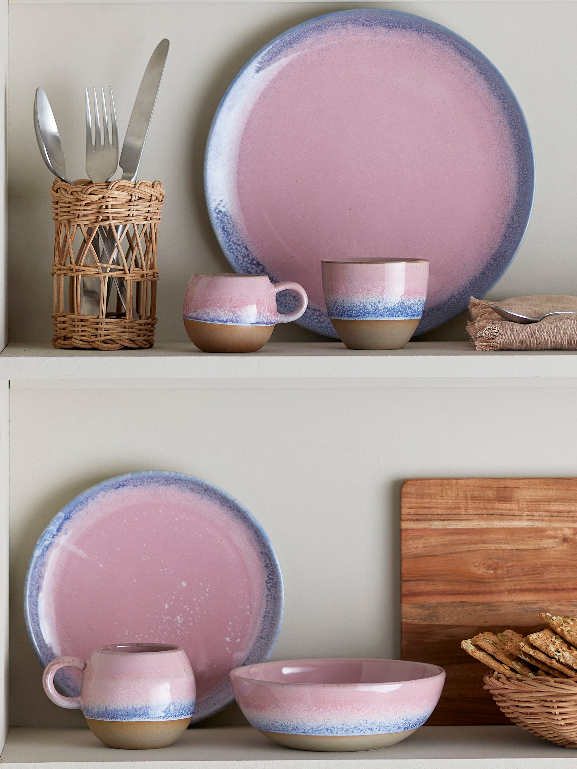 Elegante Paula Schale in zartem Rosé aus Steingut von Bloomingville, ideal für stilvolle Tischdekoration und Servieren.