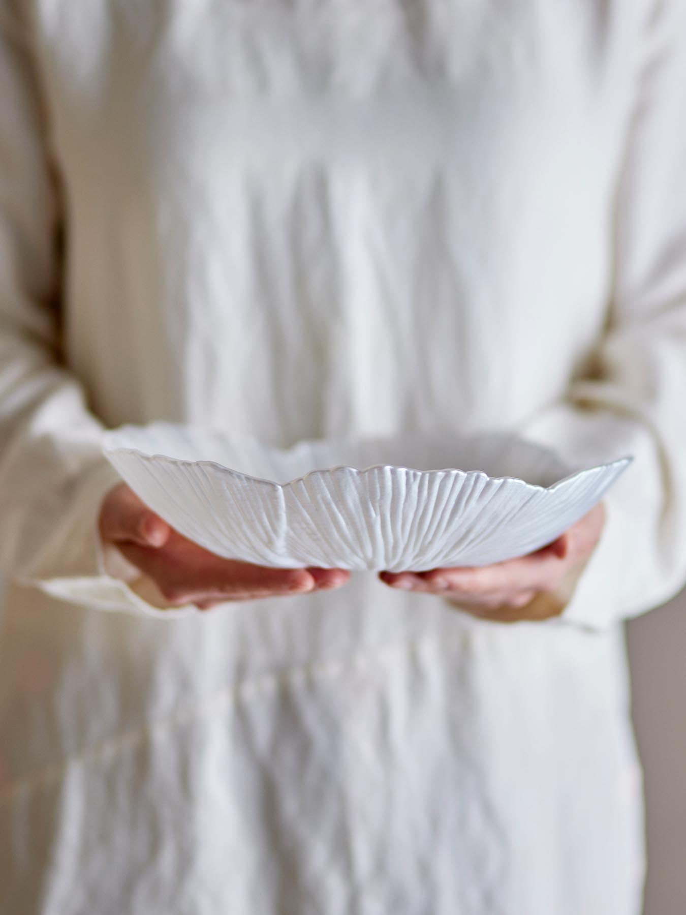 Verleihen Sie Ihrem Zuhause mit der Iani Schale von Bloomingville einen Hauch von Eleganz – ein zeitloses Glas-Highlight für jede Einrichtung.