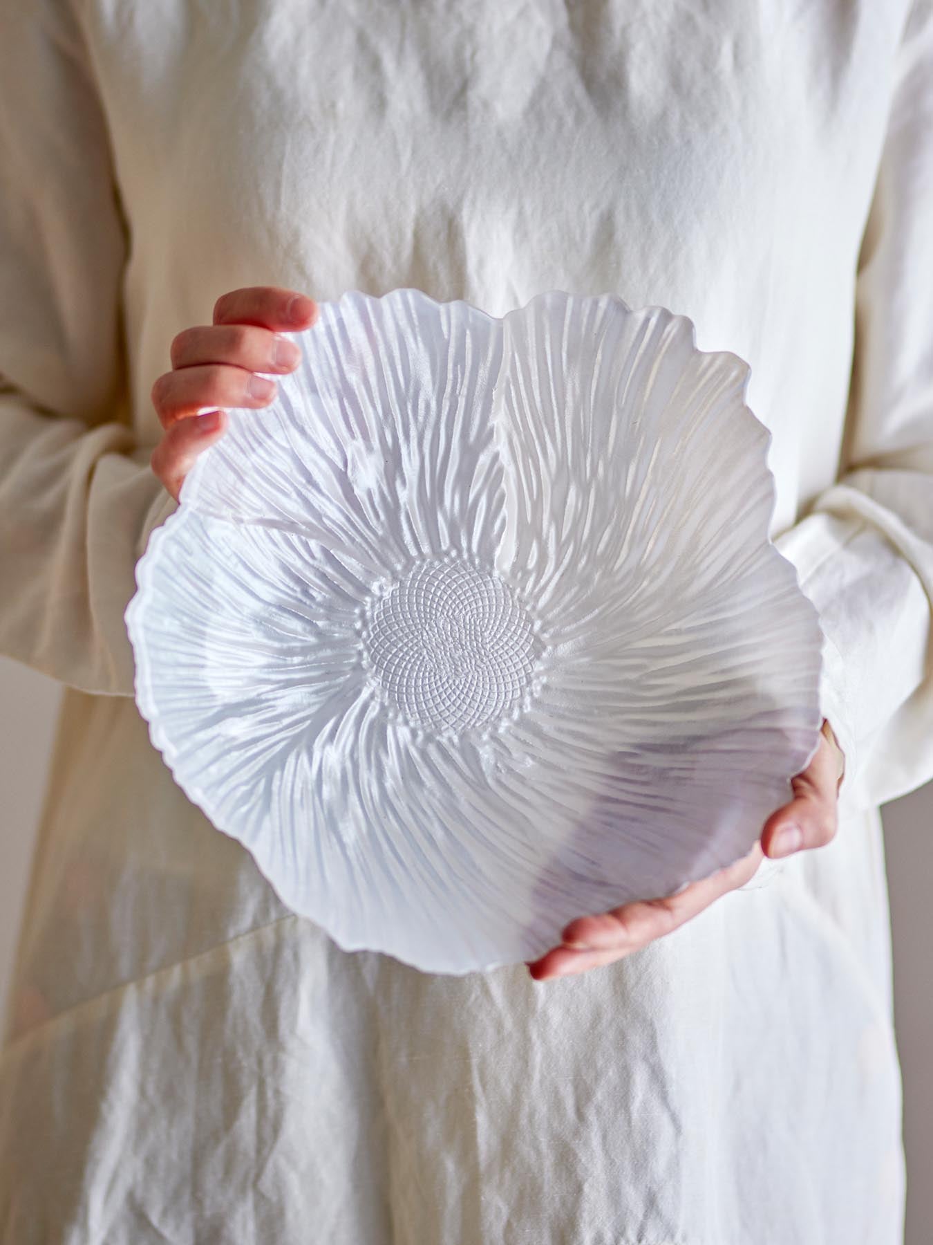 Die Iani Schale von Bloomingville: Ein stilvolles Glas-Accessoire mit blumenartigem Design, perfekt für jede moderne Einrichtung.