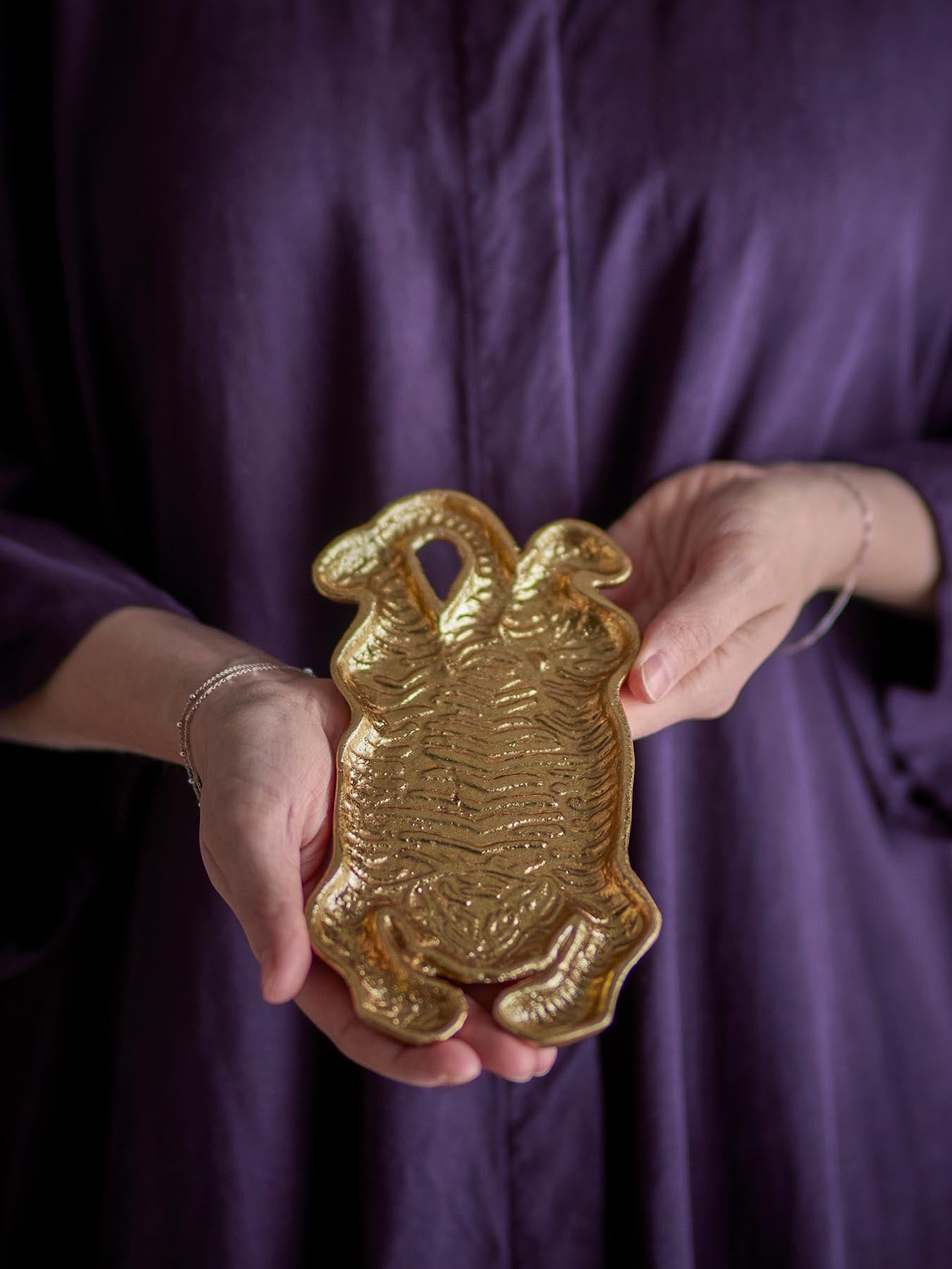 Entdecken Sie das elegante Lester Tablett von Bloomingville aus Gusseisen in Gold. Ein stilvolles Accessoire für Ihr Zuhause, perfekt für Dekoration.