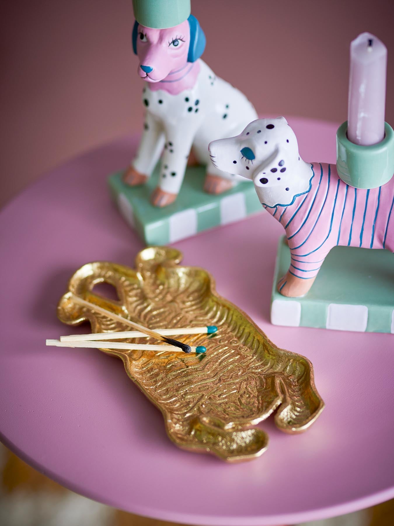 Verleihen Sie Ihrem Zuhause mit dem goldenen Lester Tablett von Bloomingville aus Gusseisen einen Hauch von Eleganz. Ideal für stilvolle Präsentationen.