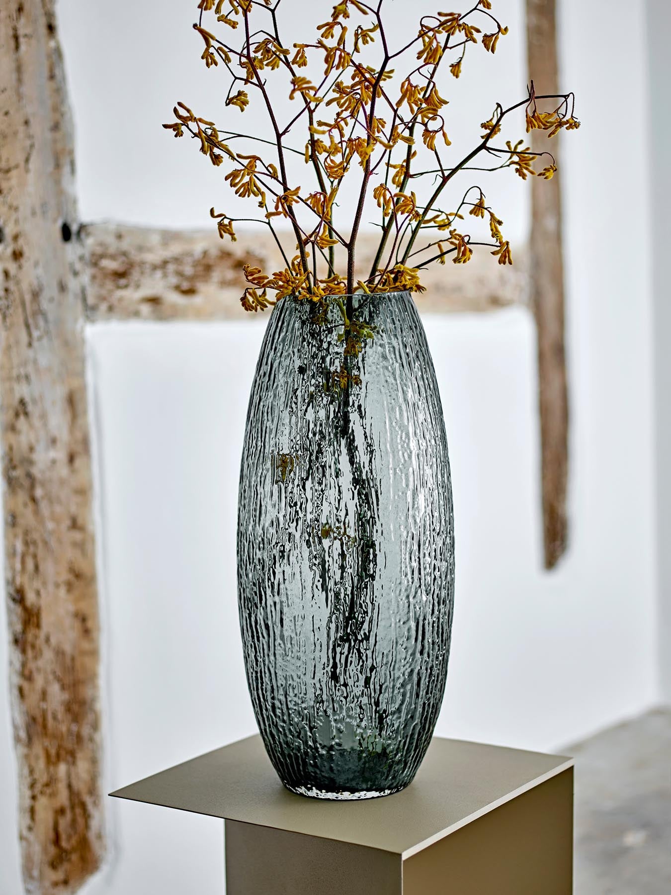 Entdecken Sie die handgefertigte Brock Vase von Bloomingville in elegantem Grau. Ein einzigartiges Glasdesign, das jedem Raum Stil verleiht.
