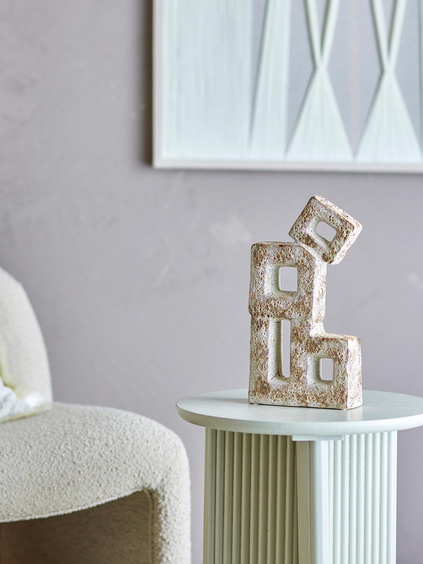 Entdecken Sie die elegante Caine Deko von Bloomingville aus hochwertigem Steingut. Ein einzigartiges Kunstobjekt für stilvolle Akzente in jedem Raum.