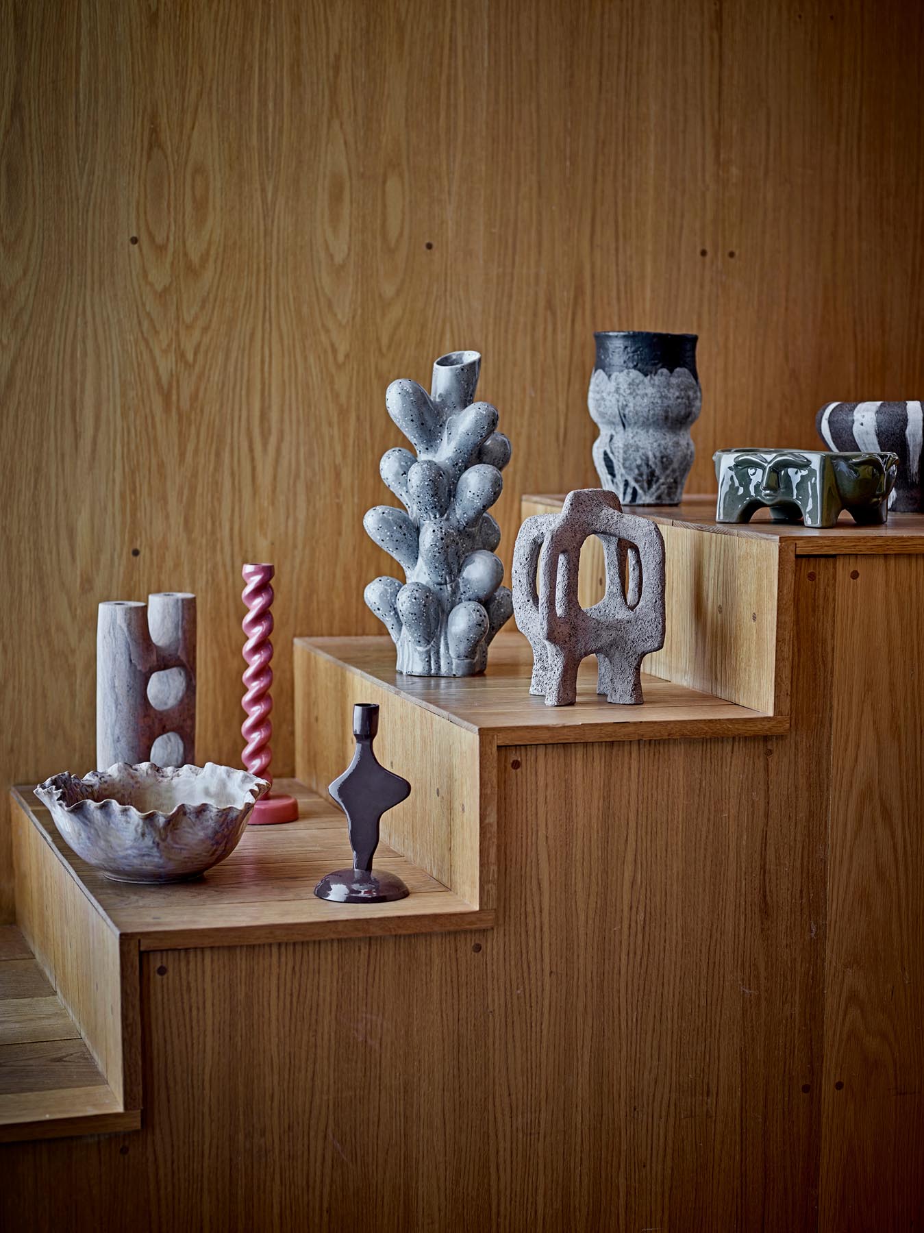 Entdecken Sie die handgefertigte Ladris Schale von Bloomingville aus robustem Steingut. Einzigartiges Design mit skulpturaler Form und stilvollen Pinselstrichen.