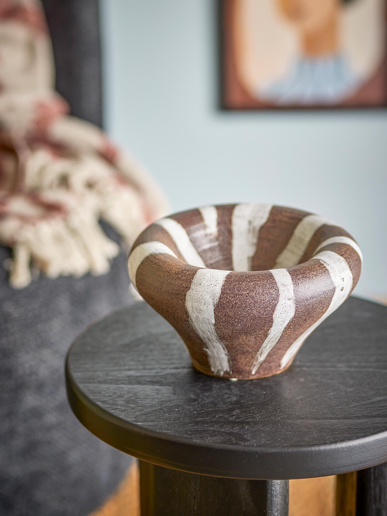 Die Ladris Schale von Bloomingville vereint handwerkliche Kunst und skandinavisches Design. Ideal als Obstschale oder Dekoration.