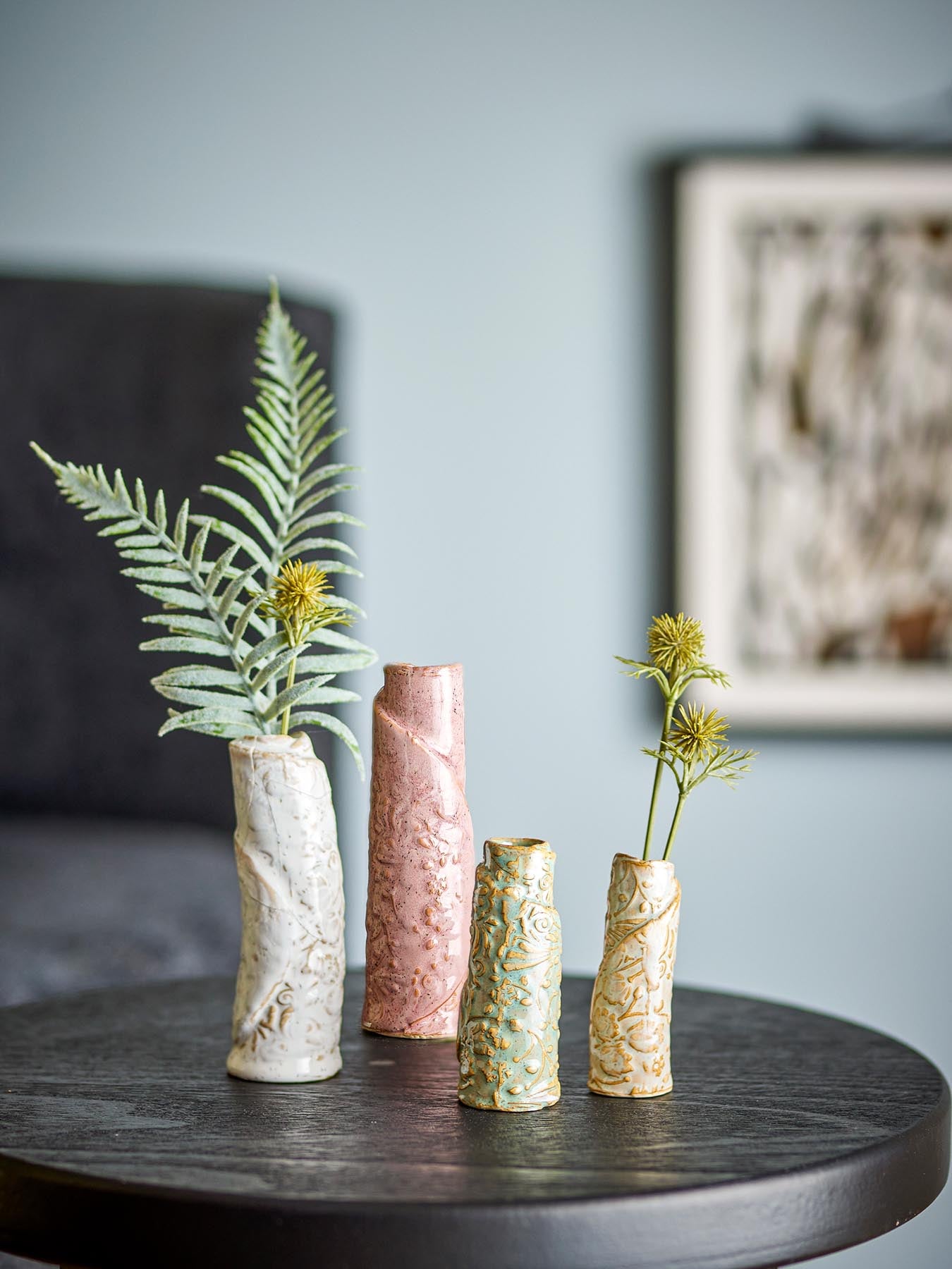 Entdecken Sie die elegante Temple Vase von Bloomingville aus hochwertigem Steingut. Einzigartige Designs und Farben für stilvolle Akzente in Ihrem Zuhause.