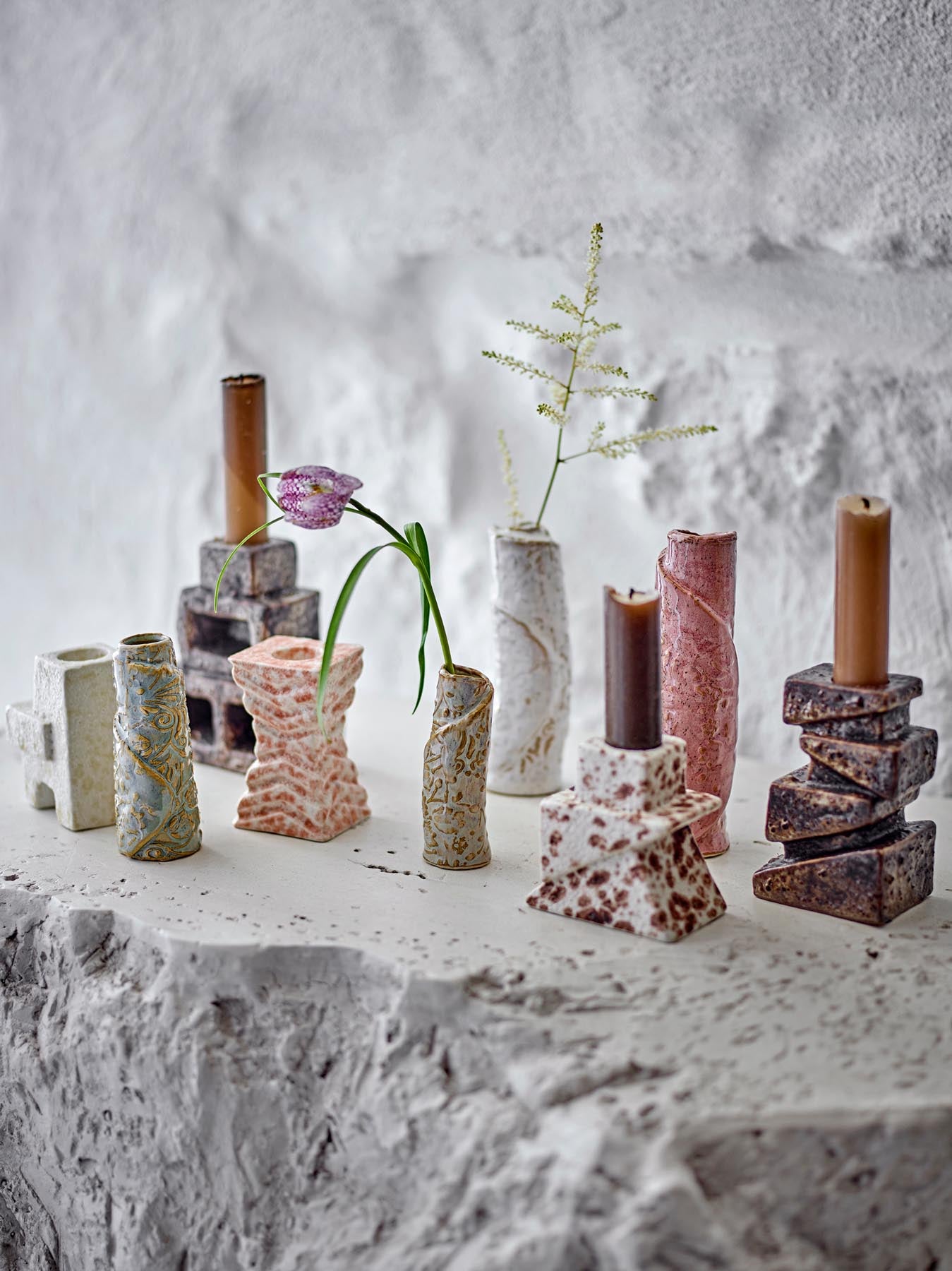 Verleihen Sie Ihrem Zuhause mit der Temple Vase von Bloomingville aus robustem Steingut und einzigartiger Glasur einen Hauch von Eleganz.