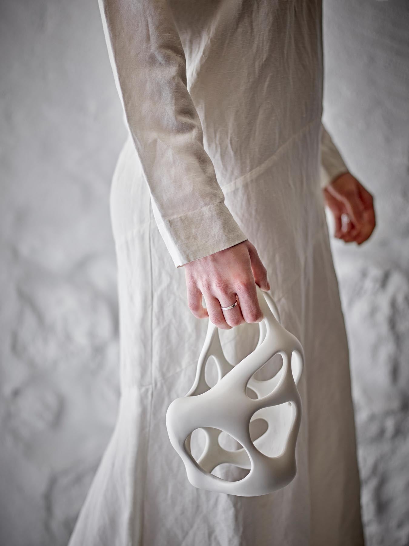 Die Chanet Deko von Bloomingville in strahlendem Weiß ist ein stilvolles Accessoire aus robustem Polyresin, das jedem Raum Eleganz verleiht.