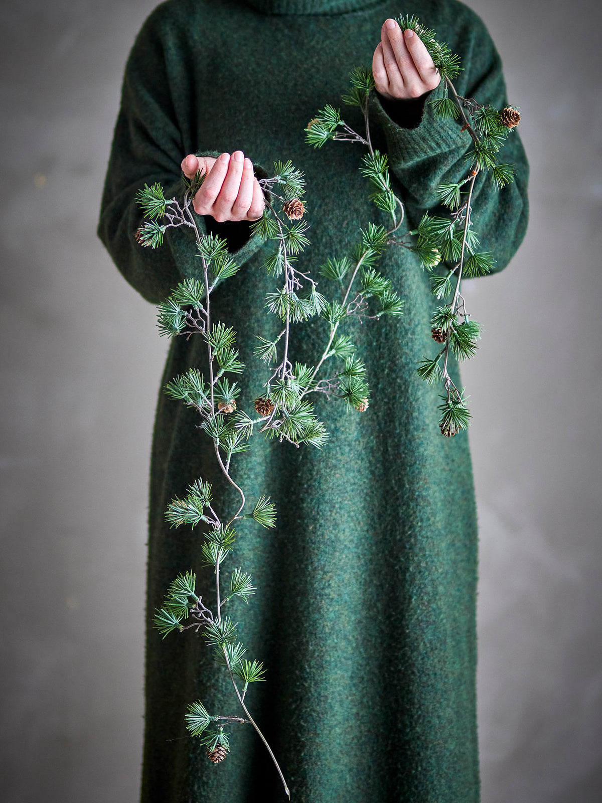 Grüne Cedar Girlande von Bloomingville aus Polyethylen mit künstlichen Nadeln und kleinen Zapfen, in zwei Breiten erhältlich, zum Dekorieren.