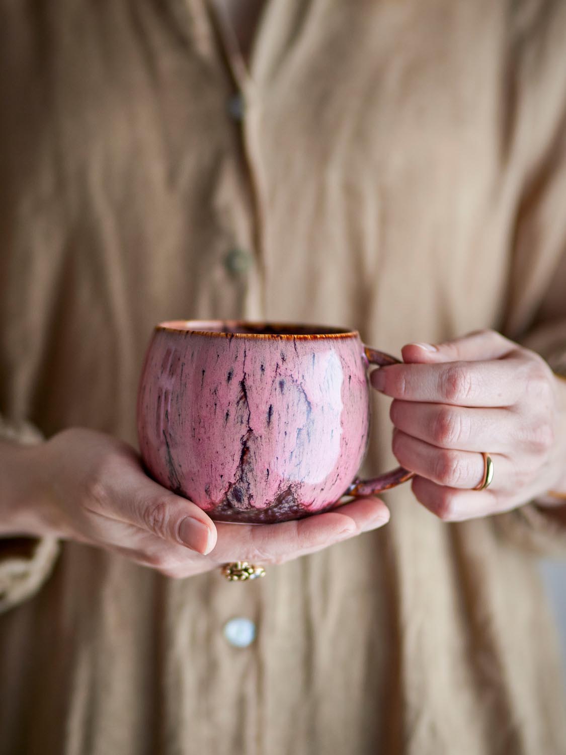 Rayen Becher, Rose, Steingut in Rose präsentiert im Onlineshop von KAQTU Design AG. Tasse ist von Creative Collection