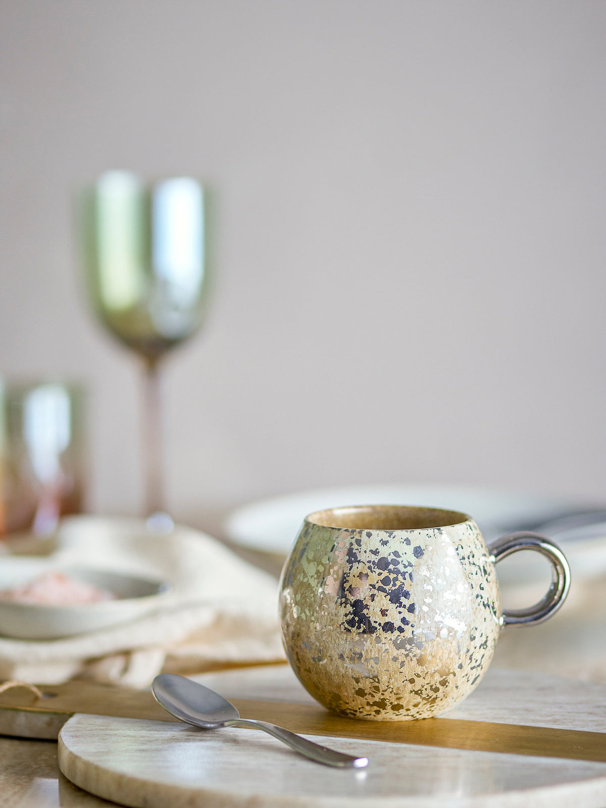 Gelbe Tasse Paula mit Henkel und glänzender, metallisch schimmernder Glasur
